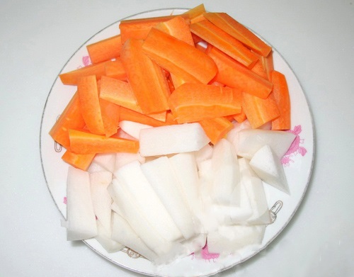 Sơ chế cà rốt và củ cải