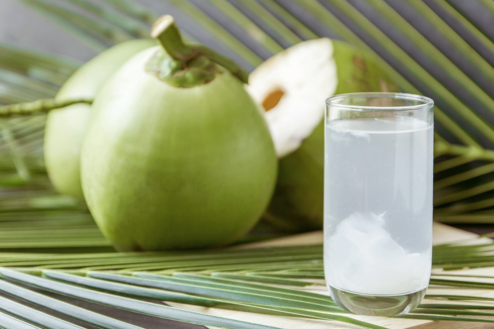 Tác hại của nước dừa tươi là gì? Thời điểm nào không nên uống?
