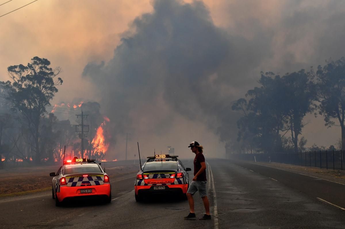 Hình ảnh ghi tại đường cao tốc Old Hume ở thị trấn Tahmoor thuộc vùng New South Wales của Australia với một màn khói bụi bao trùm
