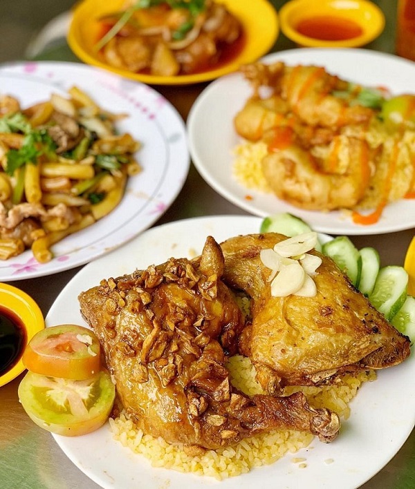 Cơm gà xối mỡ Sài Gòn