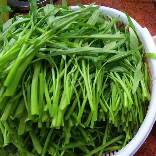 thịt ngựa xào rau muống 3