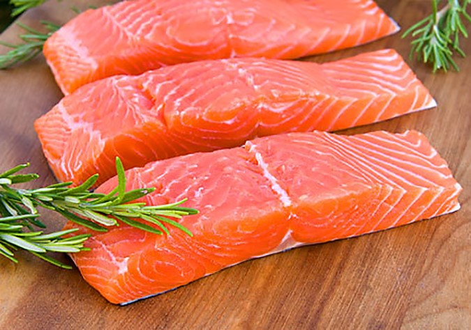Giá cá hồi bao nhiêu tiền 1kg? Giá cá hồi thường và cá hồi Nauy Organic