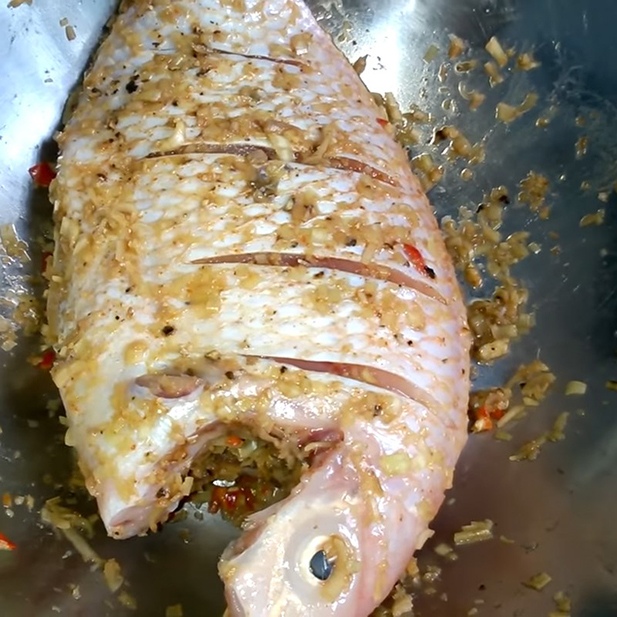 Cá diêu hồng chiên sả ớt cần ướp thật đều trong 30 - 45 phút