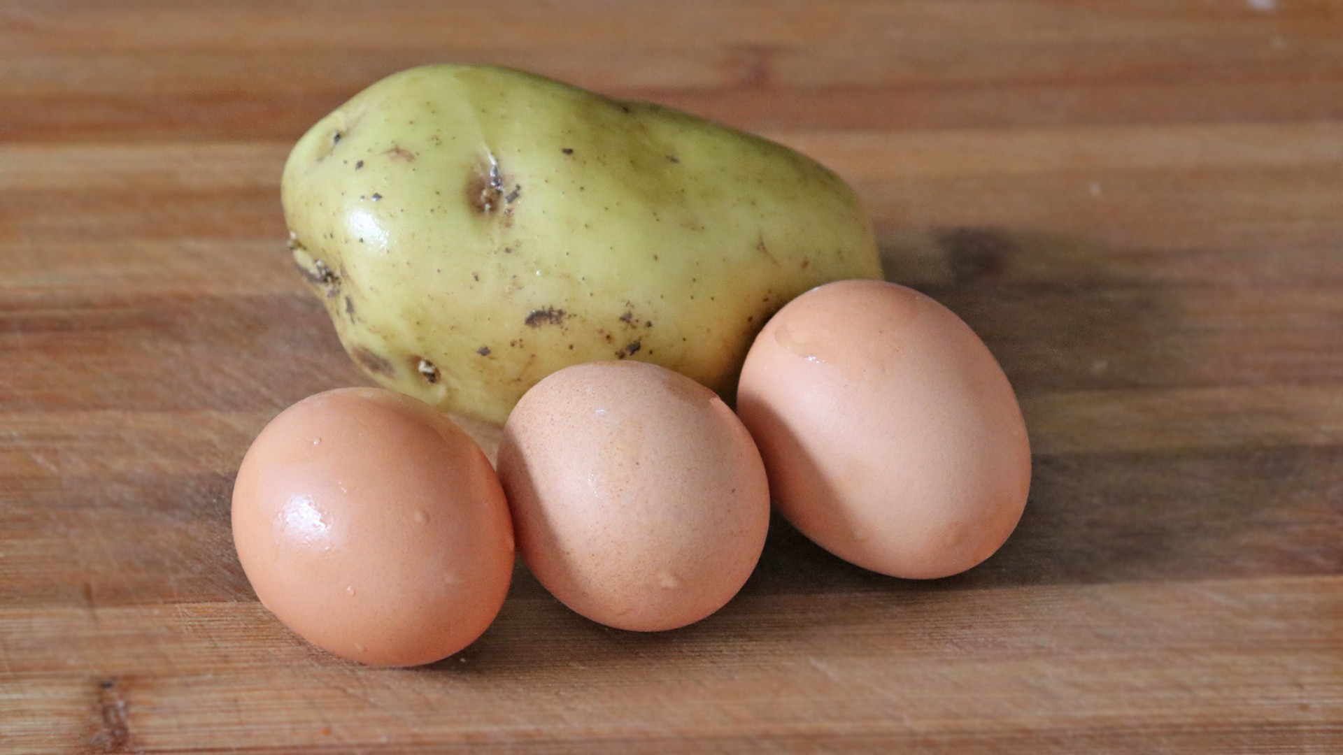 Cách làm khoai tây xào trứng 2