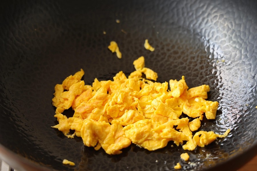 Cách làm khoai tây xào trứng 6