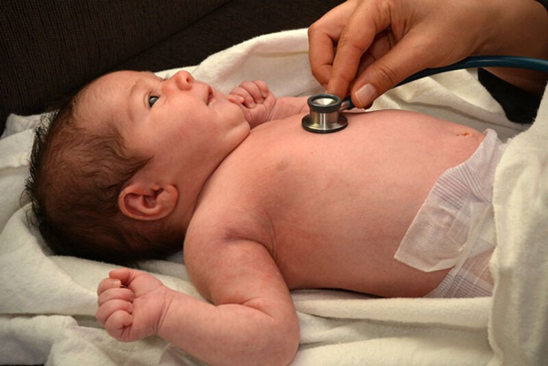 Quấn khăn thường xuyên có thể gây viêm phổi cho bé
