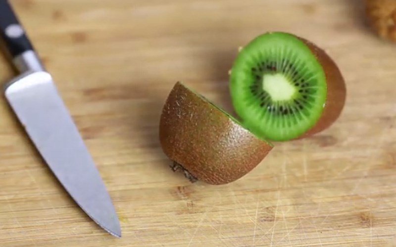 cách gọt vỏ kiwi 2