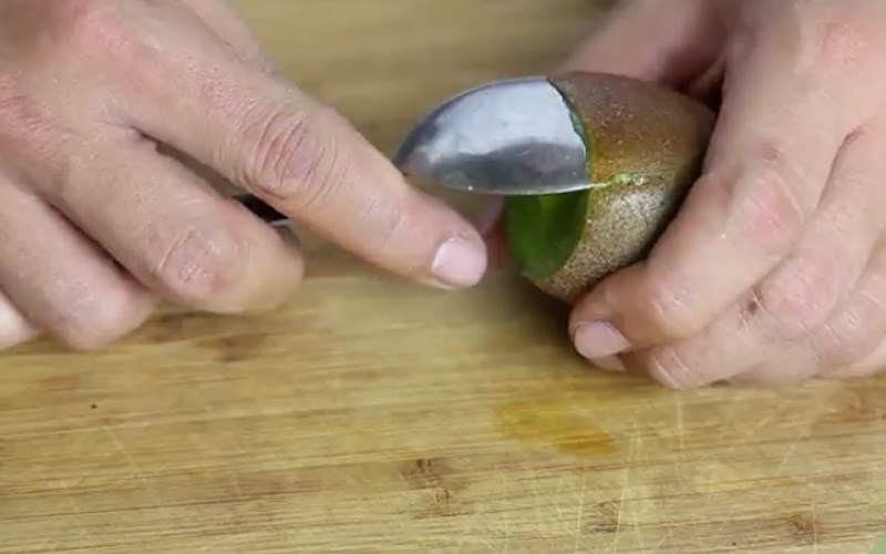 cách gọt vỏ kiwi 4
