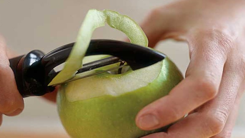 Cách gọt táo nhanh đơn giản ngon mắt mà không bị thâm?