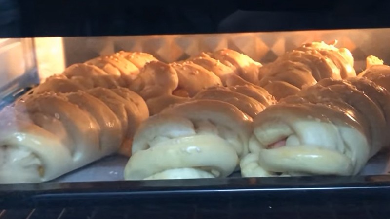 Cách làm bánh mì xúc xích 10