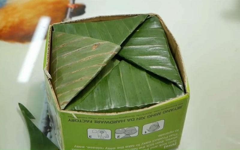 Cách gói bánh chưng bằng lá chuối và bìa carton