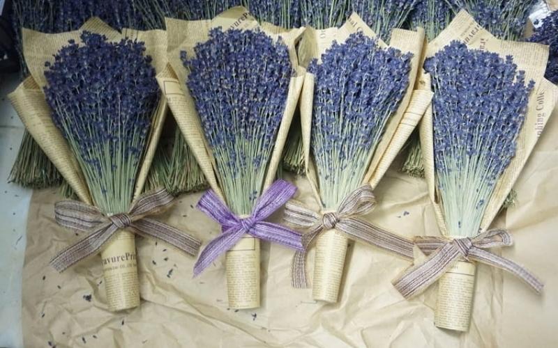 Cách gói hoa bằng giấy báo đơn giản đối với hoa lavender