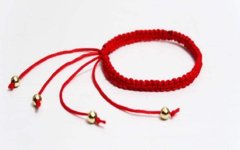Cách thắt nút vòng tay handmade từ sợi chỉ đỏ