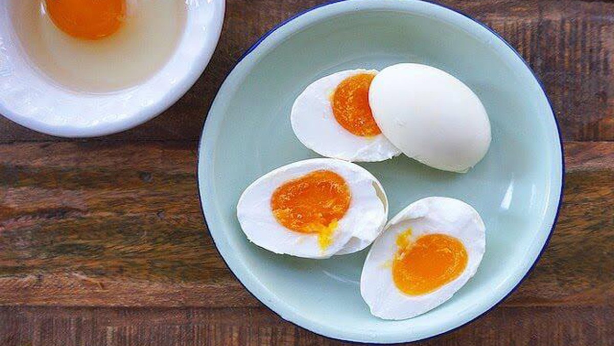 cách ăn trứng muối 1