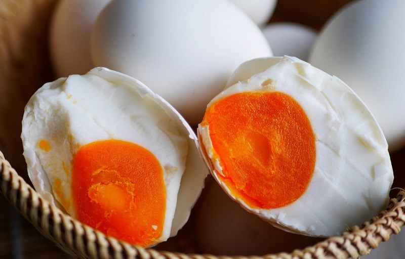 cách ăn trứng muối