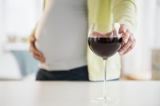Bà bầu có nên uống rượu vang không?