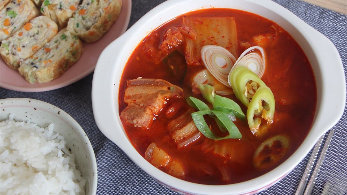 Cách nấu canh kim chi thịt heo ngon chuẩn vị Hàn, ai ăn cũng mê