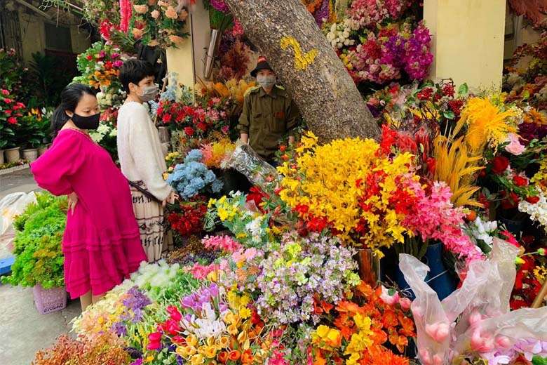 Hình đi chợ hoa dịp Tết