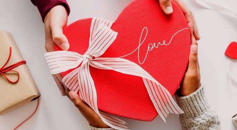Valentine tặng gì cho chồng? 17 món quà Valentine tặng chồng 2023