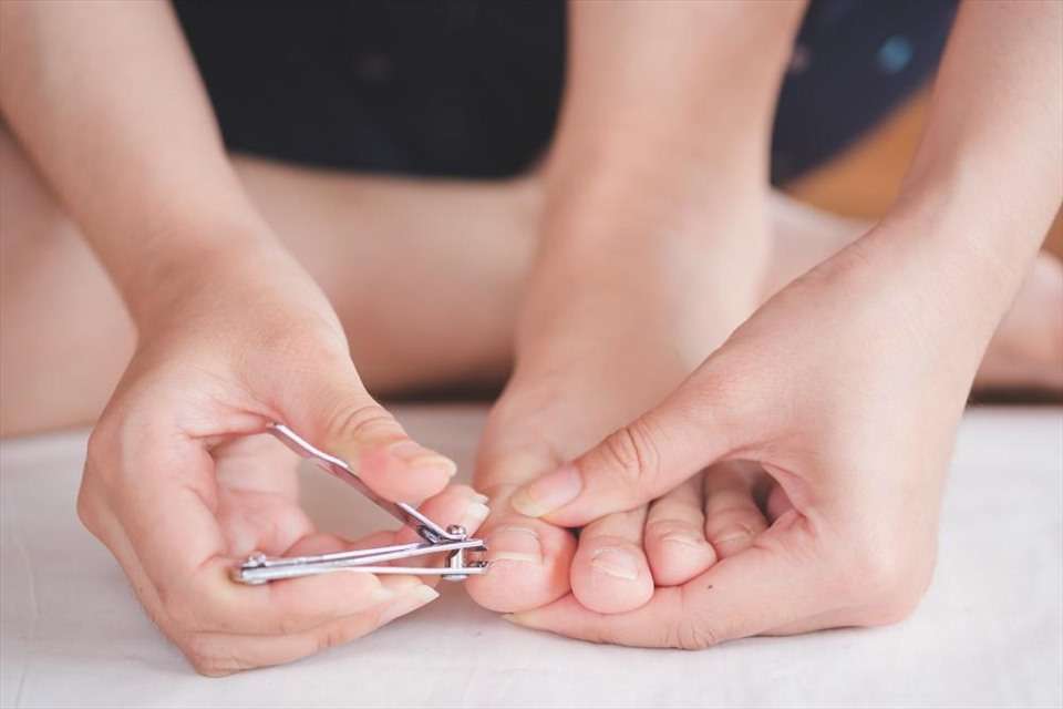 Cách cắt móng chân đơn giản không bị tổn thương (NGONAZ)