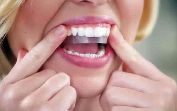 cách sử dụng miếng dán trắng răng 1